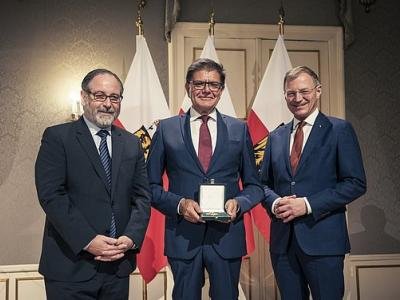 (v.l.n.r.): Mag. GAGGL, MSc; KR DDr. RAUSCHER; LH Mag. STELZER | Quelle: Land Oberösterreich